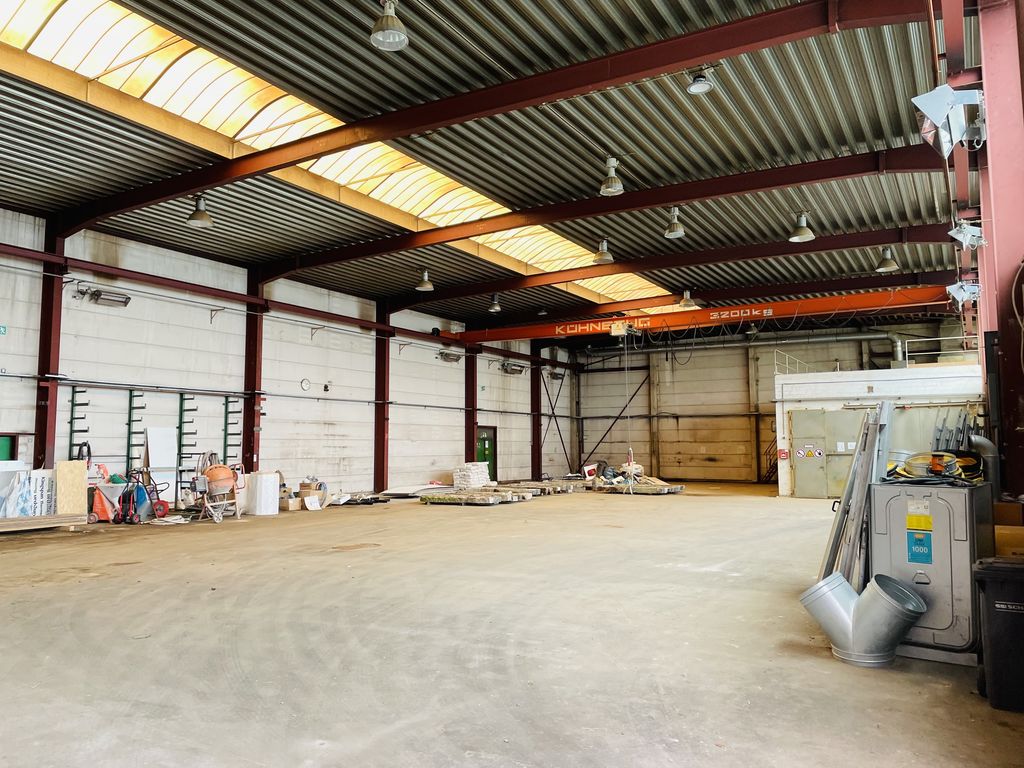 Zentral gelegene Lagerhalle und optional ca. 1.800 m² Freifläche